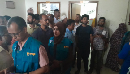 নওগাঁয় জেলা রেজিস্ট্রার ও সদর সাব-রেজিস্ট্রার কার্যালয়ে দুদকের অভিযান