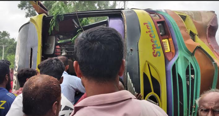 ঘোড়াঘাটে যাত্রীবাহী বাস খাদে পড়ে ২০ জন আহত