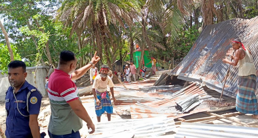 পটুয়াখালীর কলাপাড়ায় ১০ বছর পর আদালতের রায়ে জমি ফিরে পেলেন কৃষক সরোয়ার