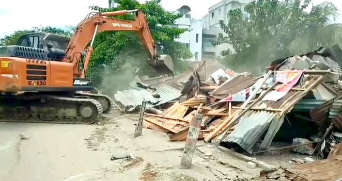 নরসিংদীতে রেলের জমি থেকে শতাধিক অবৈধ স্থাপনা উচ্ছেদ
