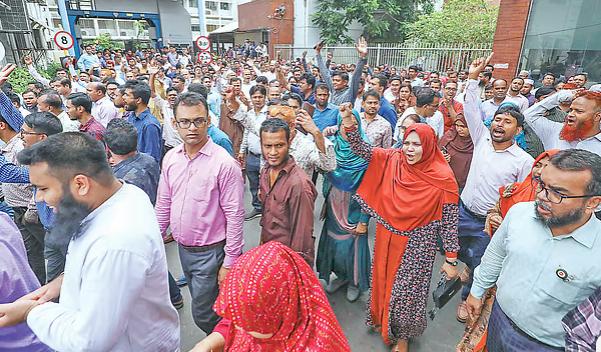 সচিবালয়ে বিক্ষোভ অব্যাহত, দর্শনার্থীদের প্রবেশ বন্ধ