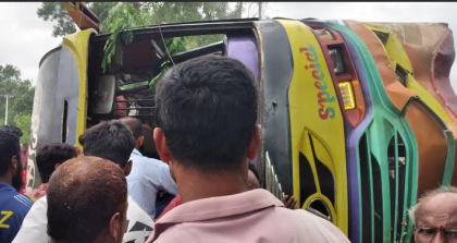 ঘোড়াঘাটে যাত্রীবাহী বাস খাদে পড়ে ২০ জন আহত