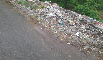 ঘোড়াঘাটে সড়কের পাশে ময়লার ভাগাড়, দুর্গন্ধে অতিষ্ঠ জনজীবন