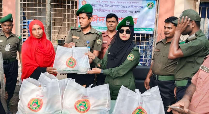আটঘরিয়ায় ৩৬ জন আনসার-ভিডিপি সদস্যের মাঝে ঈদ উপহার বিতরণ