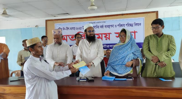 বনপাড়া পৌরসভার উদ্যোগে ইমাম-মুয়াজ্জিন-খতিবদের সম্মানী ভাতা বিতরণ