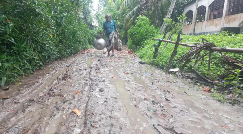 সিরাজগঞ্জের রায়গঞ্জে ২ কিলোমিটার আঞ্চলিক সড়কের বেহাল দশা, জনদুর্ভোগ চরমে