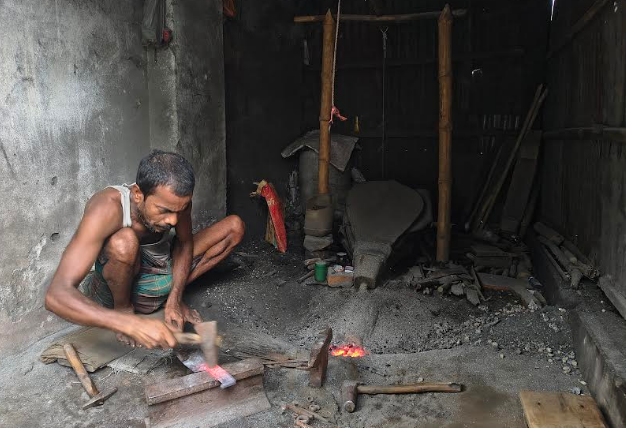 ঈদের প্রস্তুতিতে জমজমাট গোবিন্দগঞ্জের কামারপল্লী, ব্যস্ত সময় পার করছেন লোহা গলানো কারিগররা