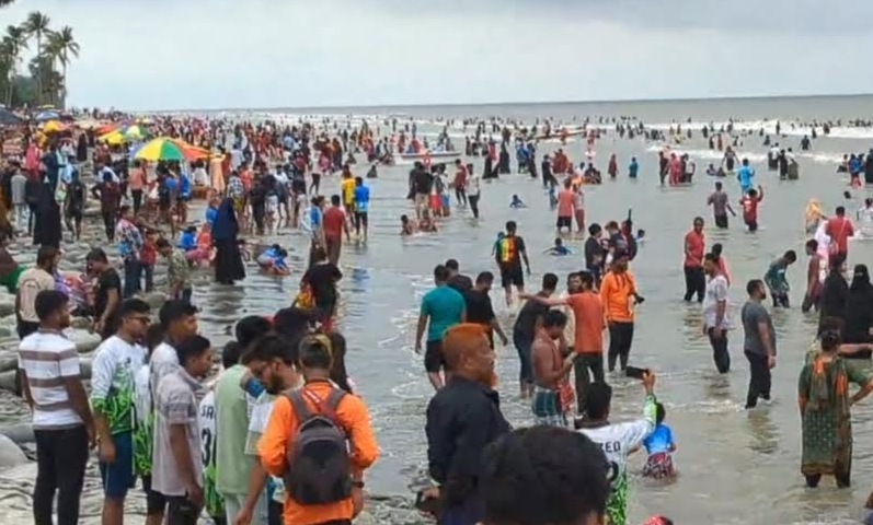 সাগরকন্যা কুয়াকাটা: পর্যটকে ভরে উঠেছে বেলাভূমি