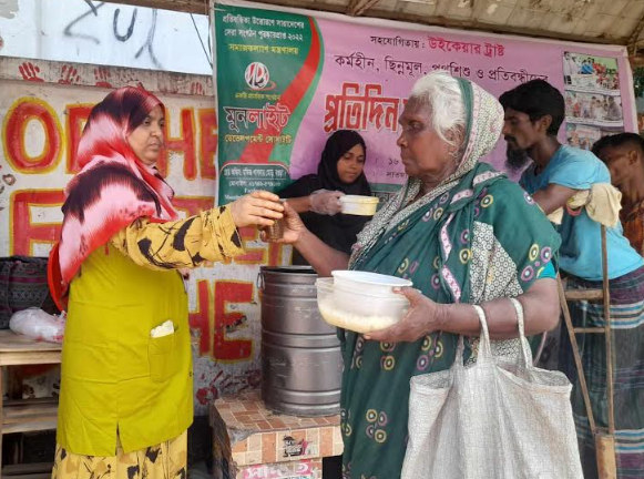 মুনলাইটের উদ্যোগে সাতমাথায় ছিন্নমূলদের মাঝে শরবত বিতরণ শুরু
