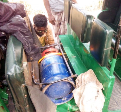 রাণীনগরে এলপিজি গ্যাস সিলিন্ডার ব্যবহার করে রাস্তায় দাপিয়ে চলছে ৩ শতাধীক অটোরিক্সা ॥ যে কোন মুহুর্তে ঘটতে পারে দূর্ঘটনা 