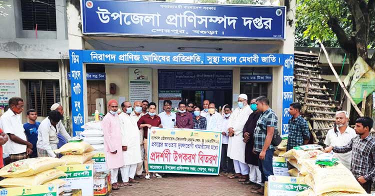 শেরপুরে প্রাণী সম্পদ অধিদপ্তরের উদ্যোগে প্রদর্শনী উপকরণ বিতরণ