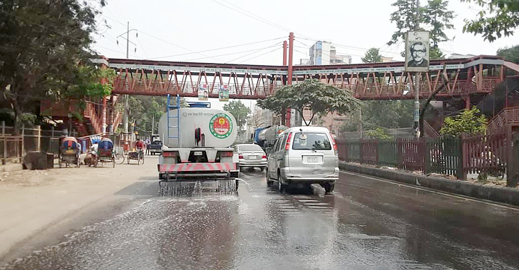 বায়ু দূষণ রোধে ৭ লাখ লিটার পানি ছিটাল ডিএনসিসি
