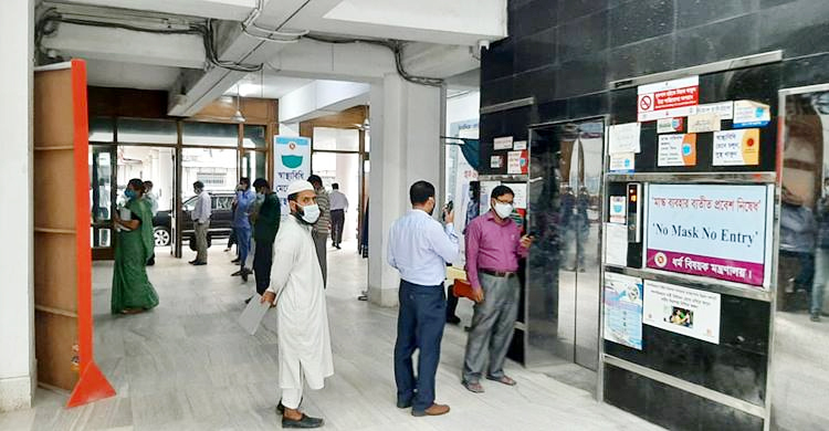 বিধিনিষেধে সরকারি কর্মচারীদের কর্মস্থলে থাকার নির্দেশ