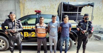 মুরগির গাড়িতে বিশেষ কায়দায় ফেনসিডিল বহন, গ্রেফতার ৩
