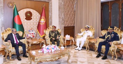 রাষ্ট্রপতির সঙ্গে তিন বাহিনী প্রধানের সাক্ষাৎ
