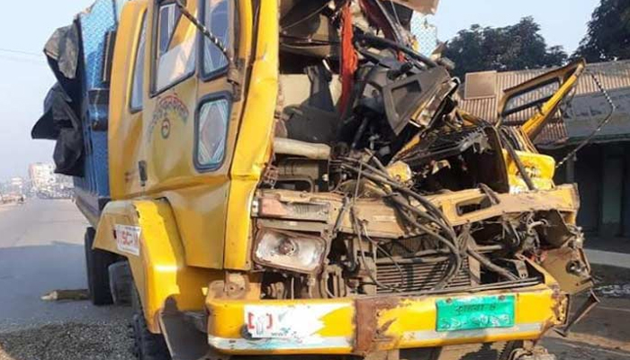 দিনাজপুরে দাঁড়িয়ে থাকা ট্রাকে অপর ট্রাকের ধাক্কা, নিহত ২
