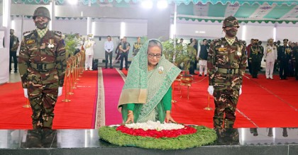 স্বাধীনতা দিবসে বঙ্গবন্ধুর প্রতিকৃতিতে প্রধানমন্ত্রীর শ্রদ্ধা
