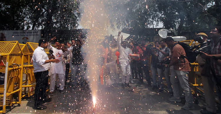 কর্ণাটকে ধরাশায়ী বিজেপি, বড় জয় কংগ্রেসের
