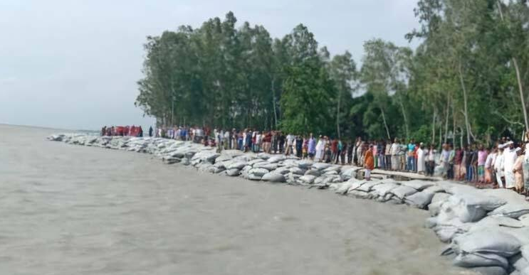 সিরাজগঞ্জে বাঁধ নির্মাণের দাবিতে মানববন্ধন