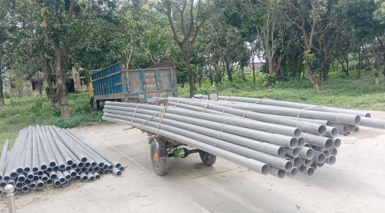নীলফামারীতে জনস্বাস্থ্য প্রকৌশল অধিদপ্তরের মালামাল পাচারের সময় ১১৮টি পানির পাইপসহ দুটি ভ্যান আটক