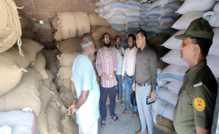 রাণীনগরে ধান-চাল মজুতদারদের বিরুদ্ধে অভিযান, জরিমানা