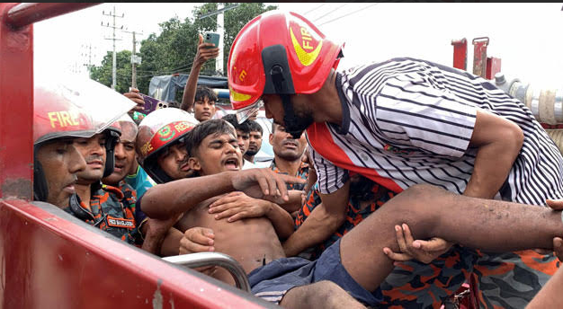 রাজশাহীতে ব্রেক ফেল করে বৈদ্যুতিক খুঁটিতে ধাক্কা, ট্রাক কেটে হেলপারকে উ’দ্ধার