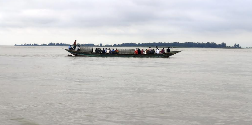 যমুনার জলে ভেসে চলে দুই মাঝির জীবন সংগ্রামের গল্প