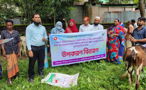 সারিয়াকান্দিতে ক্ষুদ্র নৃগোষ্ঠীর মাঝে ক্রসব্রিড বকনা গরু বিতরণ