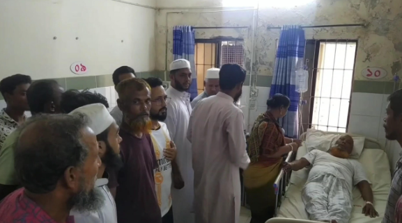 চাঁদপুরে জুমার নামাজের সময় মসজিদের ইমামকে কুপিয়ে জখম, হামলাকারী আটক