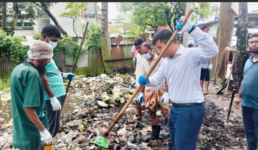 কলাপাড়ায় ময়লার ভাগারে নির্বাহী কর্মকর্তা ইয়াসীন সাদেক ..