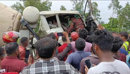 রায়গঞ্জে  মোটরসাইকেল চালক'কে বাঁচাতে গিয়ে ট্রাক  চালক নিহত