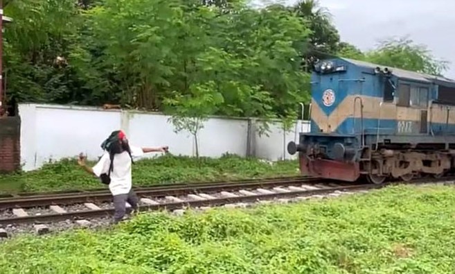রাজশাহীতে ট্রেনে পাথর ছোঁড়ার ভিডিও ভাইরাল