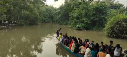 নৌকায় ভেসে ভেসে শেরপুরে 'মিনি রাতারগুলের' সৌন্দর্য খুঁজছেন শত শত পর্যটক