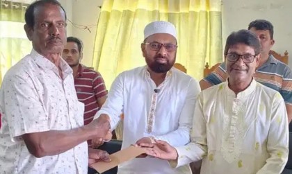 ঘোড়াঘাটে ১৩টি মন্দিরে আর্থিক অনুদান প্রদান করেন ৩নং ইউপির চেয়ারম্যান 