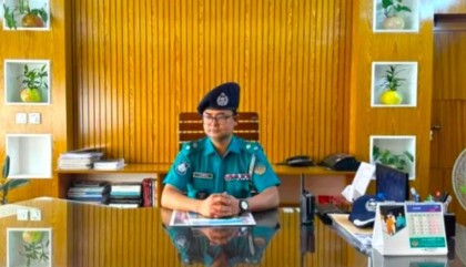 রংপুরে ট্রাফিক নিয়ন্ত্রণে নিরলস পুলিশ: সচেতনতাই পারে বদলে দিতে নগর চিত্র