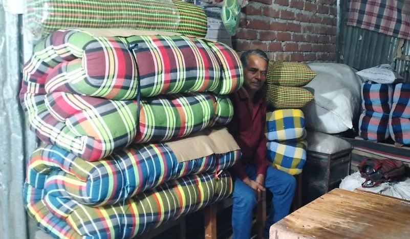 রংপুরে লেপ-তোশক বানানোর কাজ শুরু করেছেন কারিগরা 