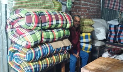 রংপুরে লেপ-তোশক বানানোর কাজ শুরু করেছেন কারিগরা 