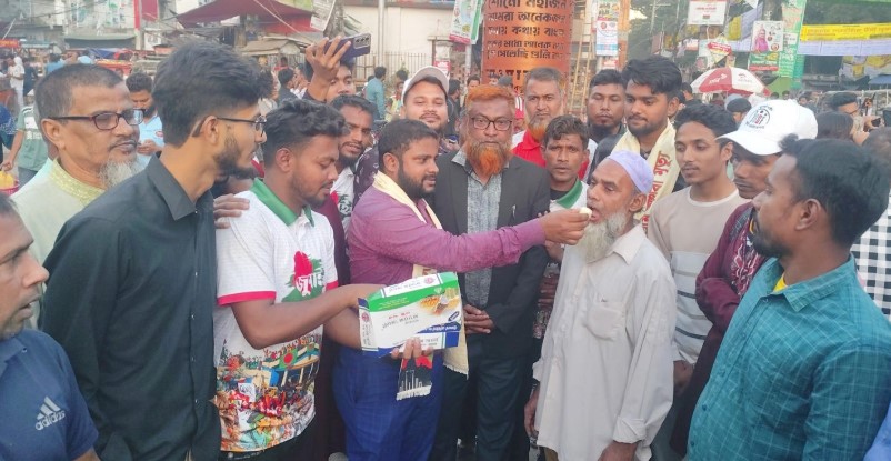 শেখ হাসিনা ও কামালের মৃতুদণ্ডের রায়ে বগুড়ায় আনন্দ মিছিল ও মিষ্টি বিতরণ
