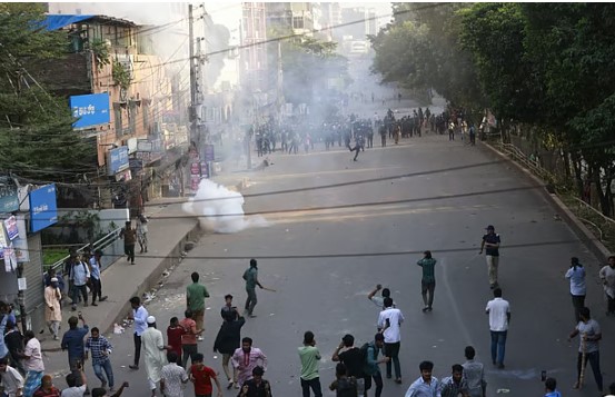 ধানমন্ডি ৩২–এ পুলিশের পিকআপে হামলা, পরিস্থিতি উত্তপ্ত