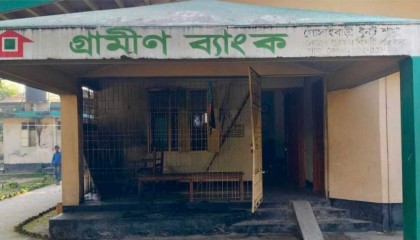 বগুড়া ধুনটে গ্রামীণ ব্যাংকে আগুন: পুড়েছে বারান্দার আসবাবপত্র ও নামফলক