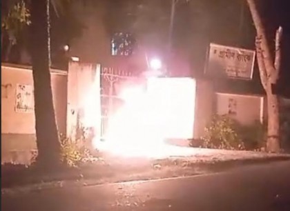 রাণীনগরে গ্রামীণ ব্যাংকের গেটের সামনে আগুন
