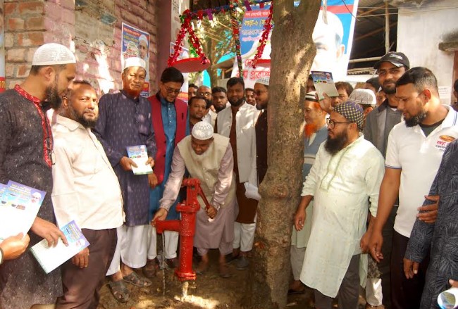 বগুড়ার দাড়িপাল্লায় গণসংযোগ ও পথসভা।।
টিউবওয়েল উপহার দিলো জামায়াত