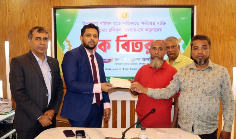 আগুনে সব হারানো পরিবারের পাশে শেরপুর উপজেলা প্রশাসন