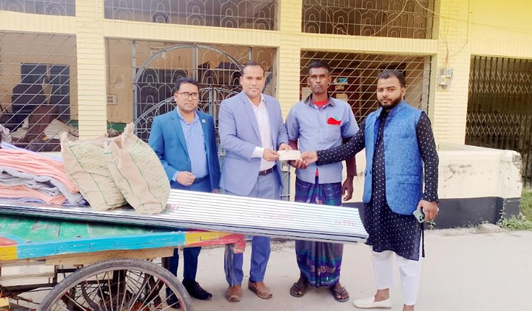 রাণীনগরে আগুনে বাড়ি পুড়ে যাওয়া পরিবারকে ইউএনও’র সহায়তা