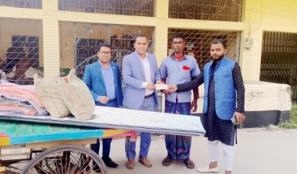 রাণীনগরে আগুনে বাড়ি পুড়ে যাওয়া পরিবারকে ইউএনও’র সহায়তা