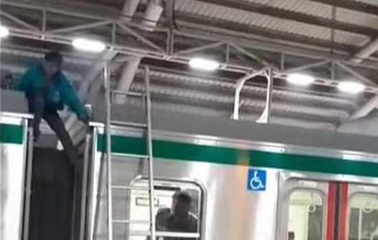 মেট্রোরেলের ছাদে দুই ব্যক্তি! রাজধানীতে ট্রেন চলাচল বন্ধ