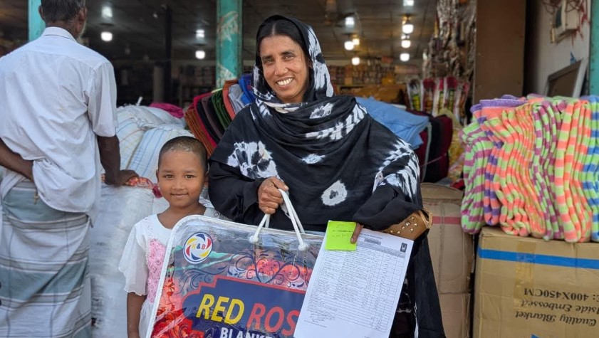কাউনিয়ায় ইসলামিক রিলিফের অনন্য উদ্যোগ- পছন্দের শীতবস্ত্র পেয়ে খুশি সুবিধাবঞ্চিত মানুষ