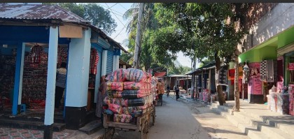 বিলম্বিত শীতে জমছে না গোবিন্দগঞ্জের কোচাশহর- হোসিয়ারী পল্লীর গরম কাপড় বেচা–কেনায় মন্দা