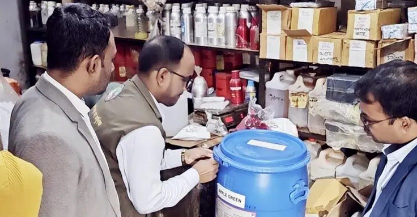 বগুড়ায় মেয়াদোত্তীর্ণ আতর ও নকল স্টিকার ব্যবহার: প্রতিষ্ঠানকে ৩ লাখ টাকা জরিমানা ও সিলগালা