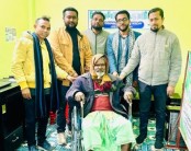 অসহায় বৃদ্ধাকে হুইলচেয়ার দিল সিংড়া মডেল প্রেসক্লাব
